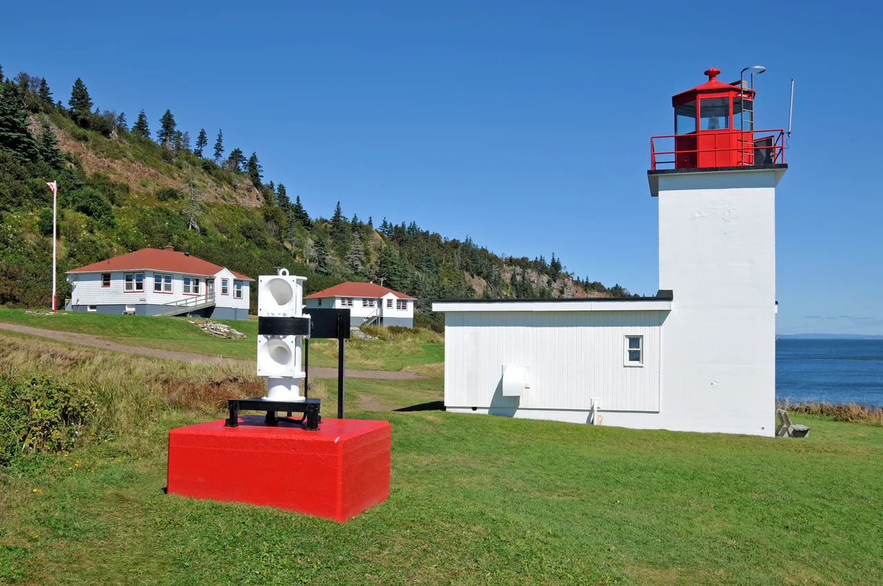 French explorer Smauel de Champlain named Cape D’Or (Cape of Gold) when he sailed by here in 1607. Originally established as a fog horn station in 1875, the Cape d'Or lightstation is perched halfway up the dramatic cliffs rising out of the turbulent Minas Channel. The cape received its first lighthouse in 1922.
The present lighthouse, is a one-story fog signal building with a light tower rising from one corner, it was built in 1965. After automation in 1989, the two keeper’s dwellings, completed in 1959, sat vacant until being leased by the Advocate District Development Association in 1995 and converted into a tearoom and hostel.

This is the only lighthouse in Nova Scotia to offer overnight accommodations.
